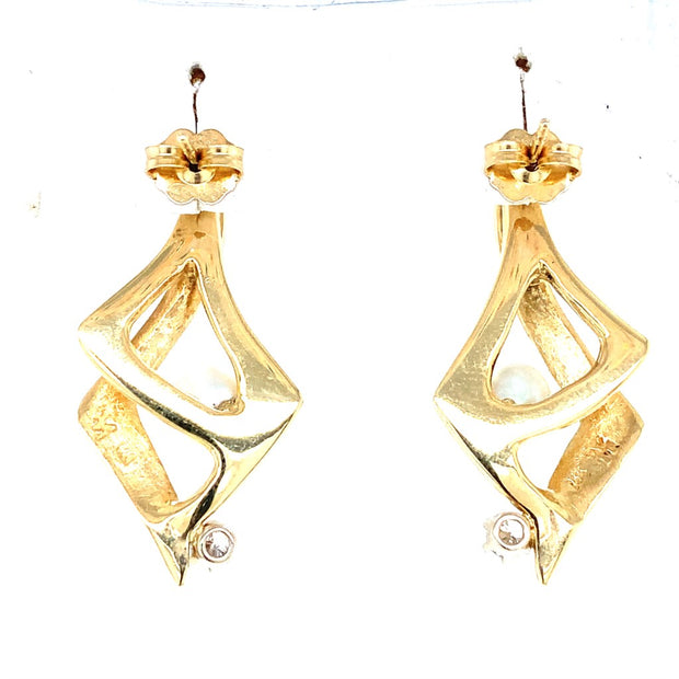 14k Yellow Gold pearl earring with .18cttw diamond